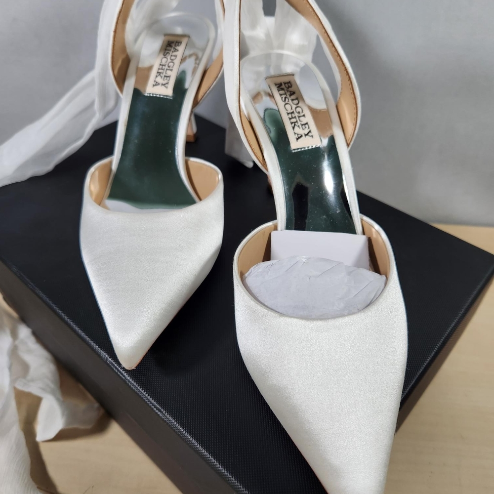 Badgley Mischka Women's Blaze Pump. White Satin